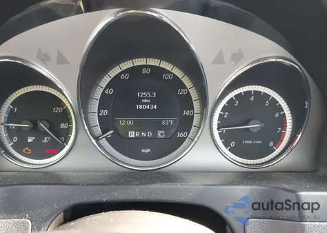 2010 Mercedes-Benz C 300 Sport z USA, uszkodzony, nr VIN WDDGF5EB5AR106130